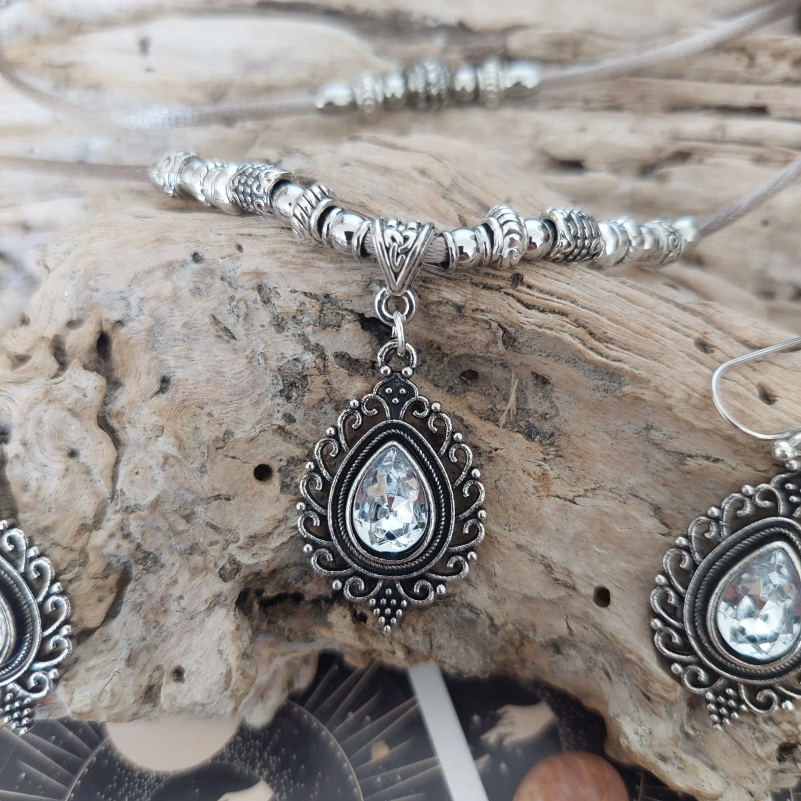 Parure baroque de dos hilos, camafeo vintage con strass translúcidos, satén topo – photo 7